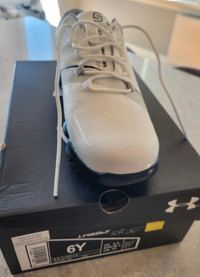 New Under Armour Golf shoes sz 6Y (w7.5)