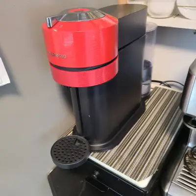 Si l'annonce est là, c'est disponible Cafetière Nespresso Vertuo Next red vient avec tiroir à capsul...