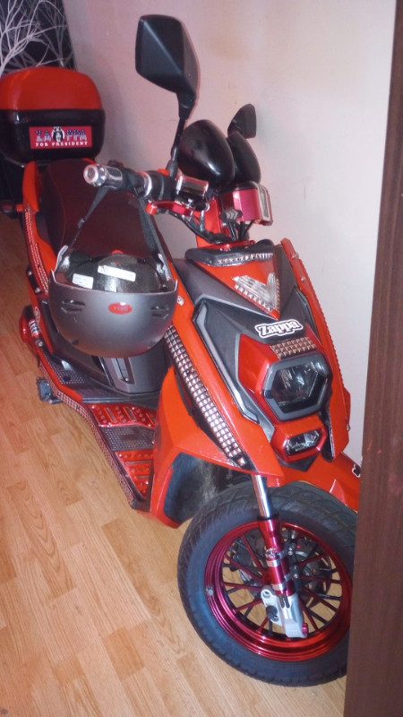 Scooter emmo Koogo 2023 Batterie amovible au lithium 72 V/30 dans Vélos électriques  à Shawinigan - Image 2