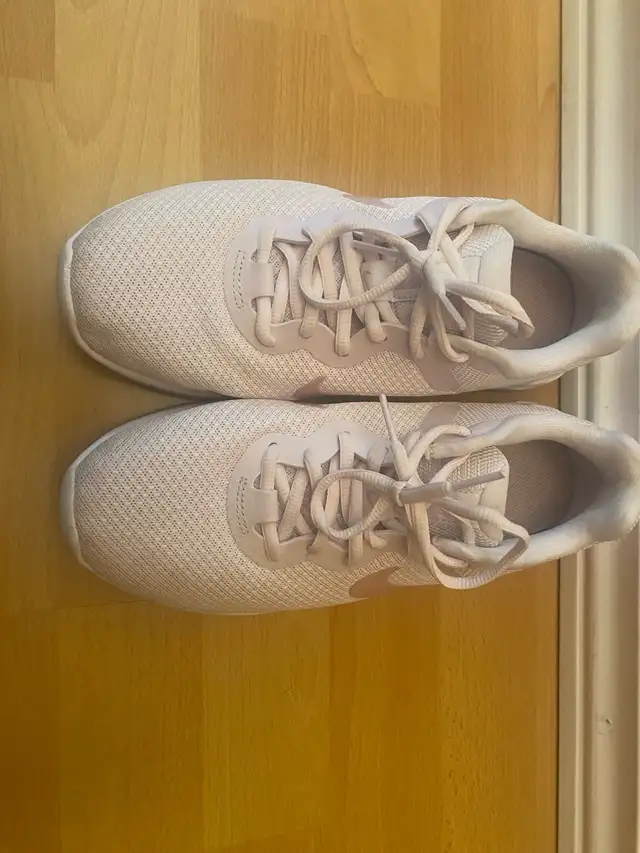 Nike Revolution 6 Women’s 7 in Men's Shoes in Cambridge - Image 2