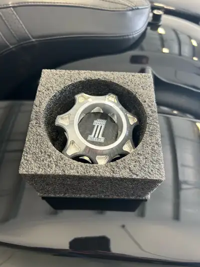Death Metal Racing VENTED gas cap. These fit all Harley centre fill models with standard screw in st...