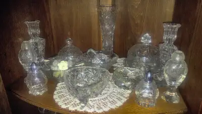 Meuble buffet antique + cristal + vaisselle 5$ et +, View more