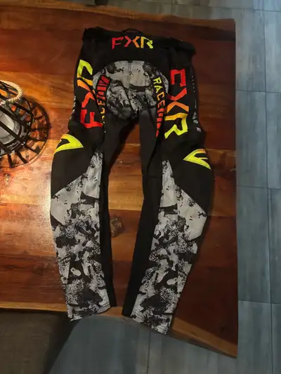 Pentalon de motocross pour enfant en très bonne état pas porter souvent 40$ aller voir mes autre ann...