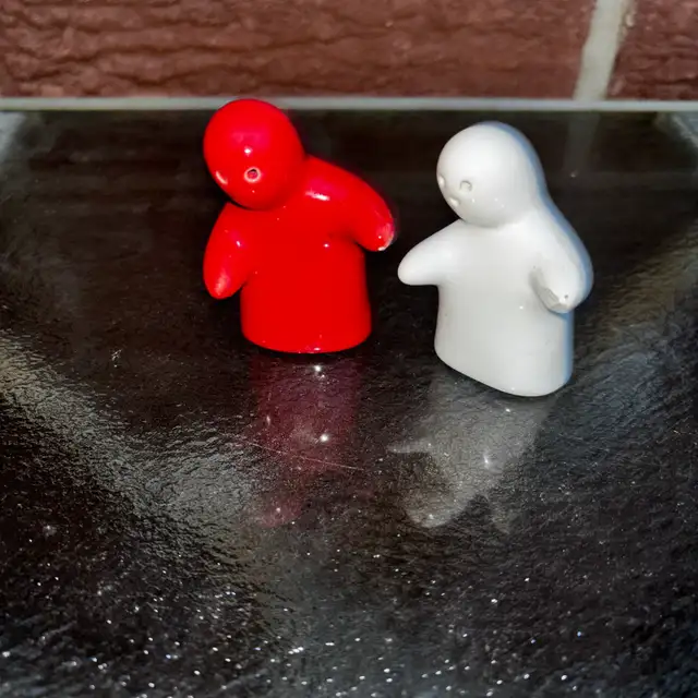 Hugging Ghosts Salt and Pepper Set in Kitchen & Dining Wares in Ottawa - Image 4