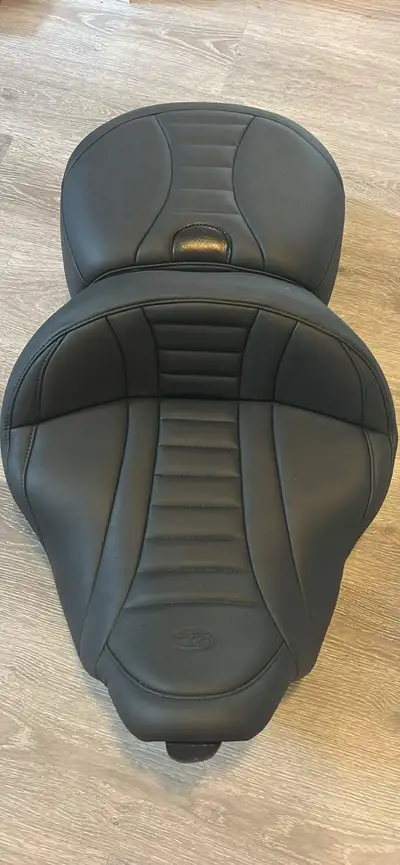 Genuine Mustang handmade leather seat for Harley Davidson Street Glide. Less than a year old and onl...