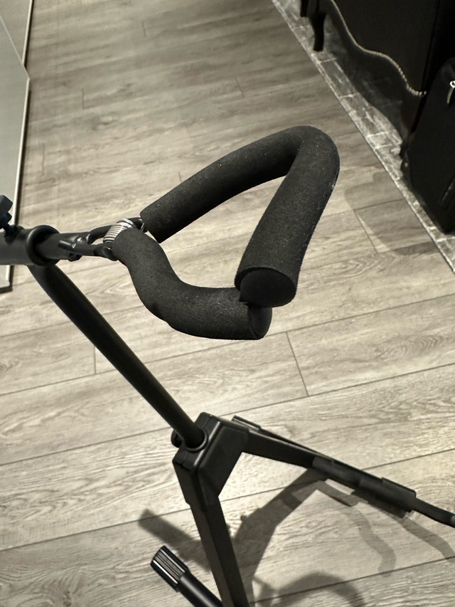 Guitar Stand in Guitars in Mississauga / Peel Region - Image 4