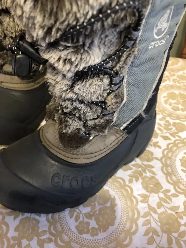 bottes d’hiver pour garçon de marque Crocs gr: 8-9 in Kids & Youth in Longueuil / South Shore - Image 3