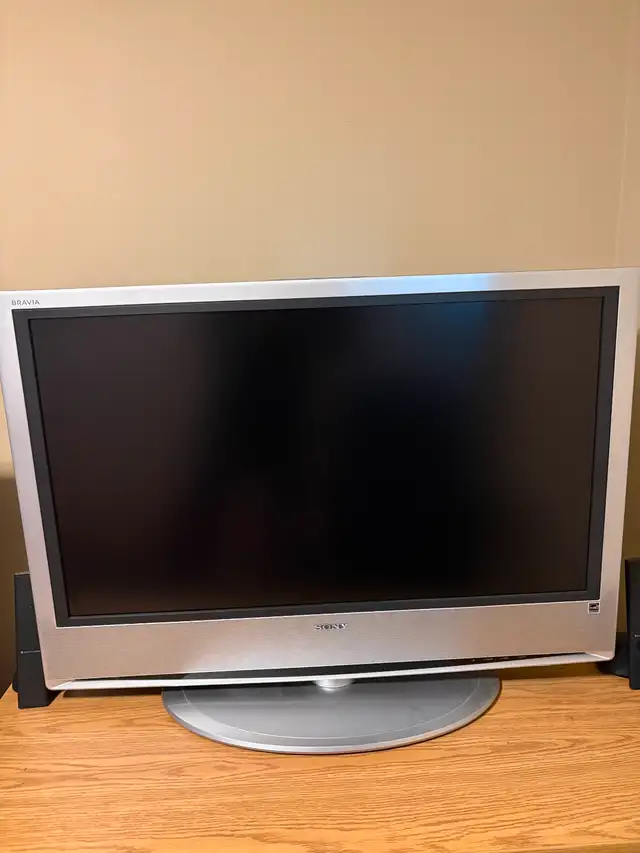 32" ViewSonic Monitor and 40" Sony Bravia TV in TVs in Ottawa - Image 4