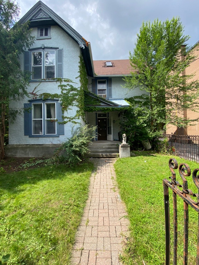 2 bed 2 den 1 bath / 1650 / 100 parking avail / Lebreton flats Long