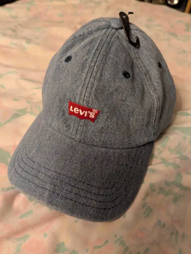 Levi's Ball Cap, downtown Toronto.64639724958850120