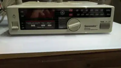 Radio AM/FM GE pour dessous de comptoir avec veuilleuse + cadran, View more