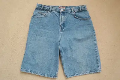 WOMANS VINTAGE BLUE JEAN SHORTS SIZE 34, View more