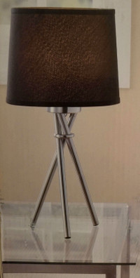 Brand NEW Tripod Table / Desk Lamp Light
