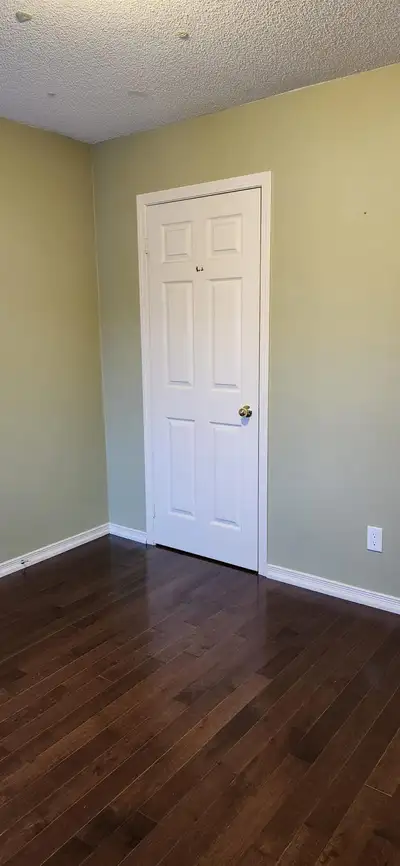 ROOM FOR RENT IN BEAUTIFUL AJAX HOME FOR WORKING FEMALE STUDENT