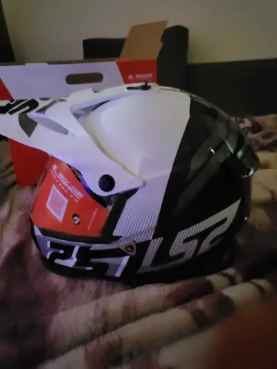 This LS2 HELMET is brand new, ready for your next ride! It features a sleek design and robust constr...