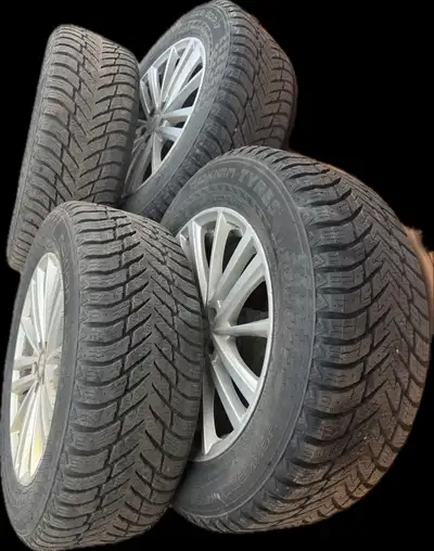 Set de 4 Mags 17 pouces avec pneus d’hiver quasi neufs Nokian Hakkapeliitta 10 ayant servis que pour...