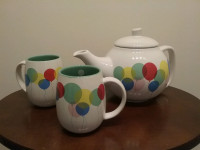 David's Tea Large Teapot & 2 Mugs Balloon Themed 