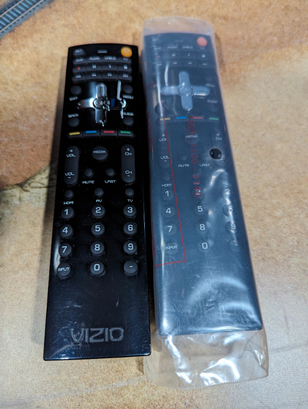 2 X Vizio M320NV 32" 1080p LED 60hz 5ms response Dumb TVs w/Rems in TVs in Red Deer - Image 2