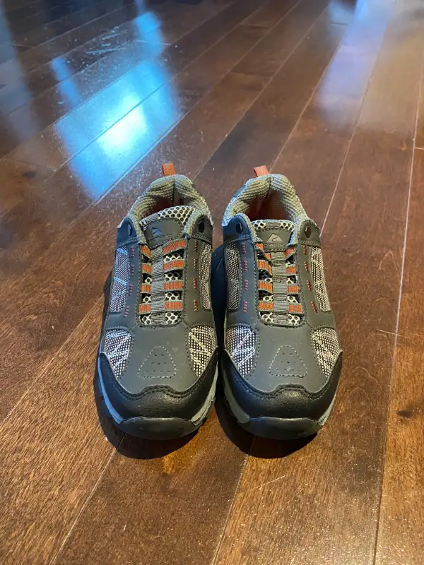Selling brand new boy runners - Size 1 in Kids & Youth in St. Albert - Image 8