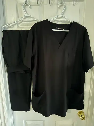 *** REDUCED PRICE *** Like new! (Fit White Cross) Scrub Set, black Shirt: Men’s XL Pants: Men’s Larg...