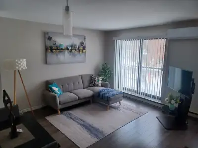 English will follow below. Bel appartement à louer 3/1 avec salle de lavage et climatiseur moderne....