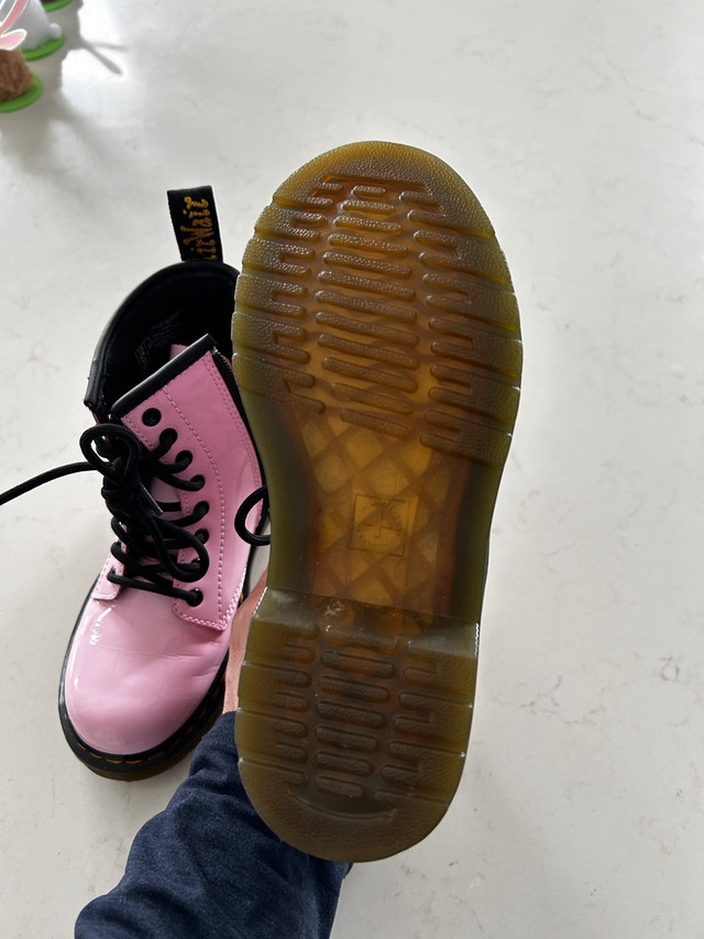 Like new - Kids Doc Martens - pink, size US 1  in Kids & Youth in Cambridge - Image 4