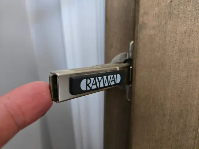 Kitchen Cabinets (shaker): includes doors, shelves, and knobs64519992277633124