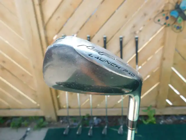 RIGHT-HAND WILSON LAUNCHER HYBRID IRONS SET in Golf in Grand Bend - Image 3
