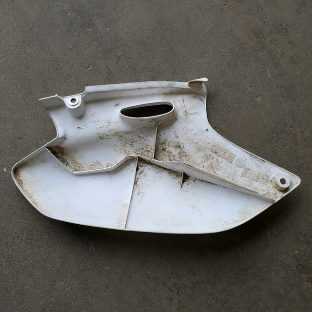 98-02 Yamaha YZ/WR 250F/400F/426F UFO Left Side Panel in Motorcycle Parts & Accessories in Brantford - Image 4