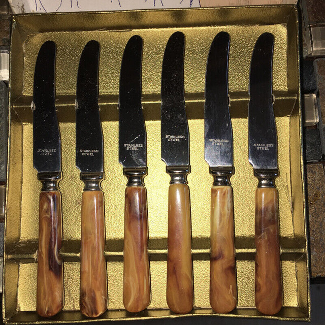 Vintage Dinkee Spreader Knives in Box  - Bakelite Handles in Arts & Collectibles in Mississauga / Peel Region - Image 3
