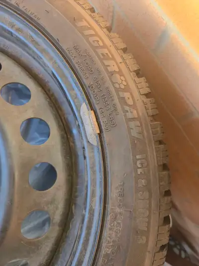 Set a four winter tires mounted and balanced to rims with pressure monitors for a 2023 Hyundai Elant...