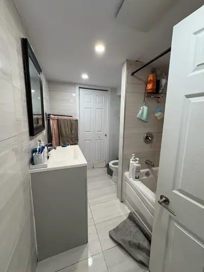 Fully renovated apartment in a very posh family oriented area. Walking distance to bus service, shop...