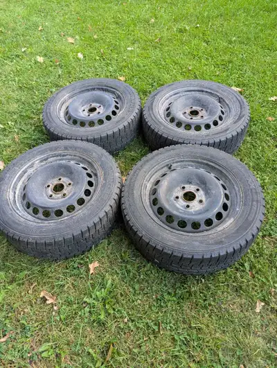 Bonjour je vend mes pneus d'hiver avec jantes (wolkswagen golf) Grandeur 205/55R16 Marque Wintermaxx