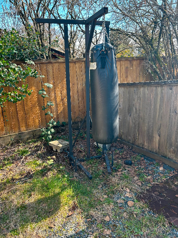 100 lbs punching bag with outdoor stand in Exercise Equipment in Nanaimo
