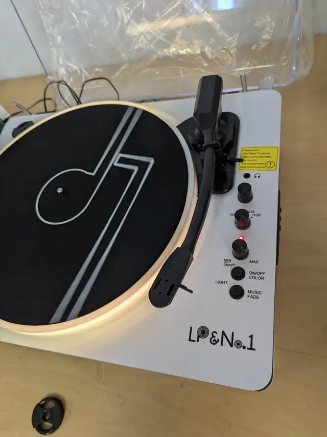 White Pearl LP&No.1 Turntable with Built-in Speakers, 3-Speed Be in Jewellery & Watches in Mississauga / Peel Region - Image 9