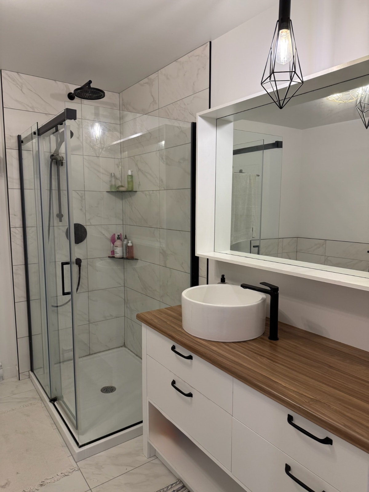 Maison avec borne de recharge privée pour voiture électrique. — photo 2