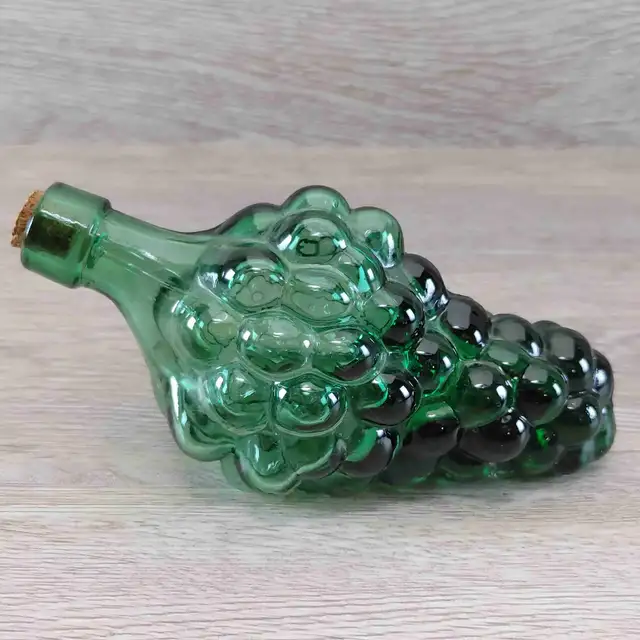 VINTAGE 1970s pair Glass Grape Clusters Decanters GREEN & CLEAR in Arts & Collectibles in City of Toronto - Image 3