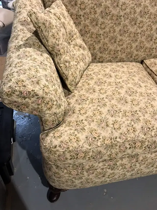 Must sell - Pristine Antique sofa/ couch - price greatly reduced in Couches & Futons in Kingston - Image 4