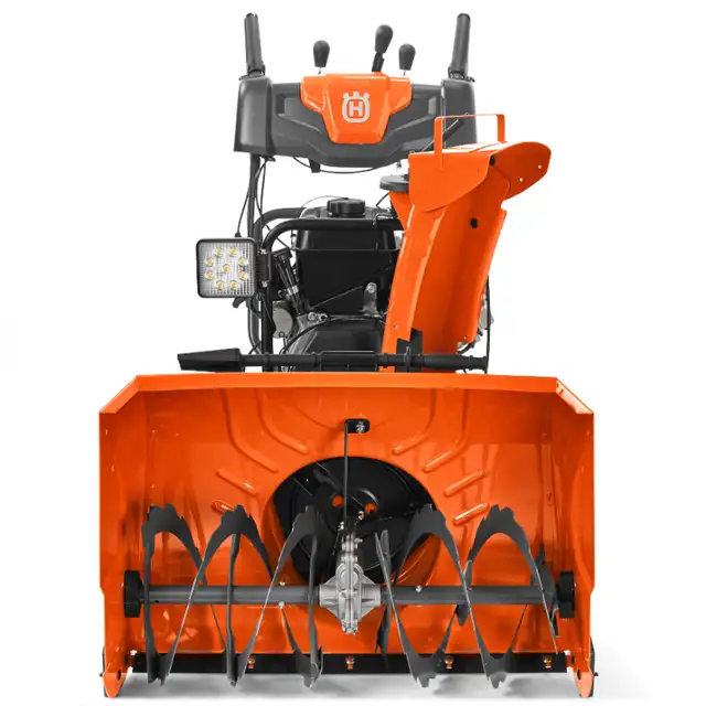 ST 230 Snow Thrower in Snowblowers in Oshawa / Durham Region - Image 4