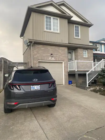 4 bedrooms, 2,5 bathroom house for rent available now. Easy access to 401, walking distance to Sunri...