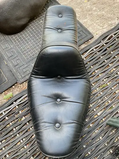 #2 1993-1995 Harley-Davidson FXDWG Dyna WideGlide Seat $140CAD Stain and small tear see pics May fir...