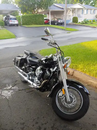 Yamaha V Star 650cc Classic 2000 . Tank a gaz repeinte l’an passé. Propre prete a rouler . Rien à re...