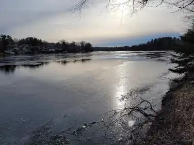 Nouveauté en location pour l'été 2025, Bord de l'eau, rivière magog, Maison de tourisme à louer à la...