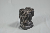 Sculpture Inuit, Art de  Thomassie Tookalook, Statue en pierre,