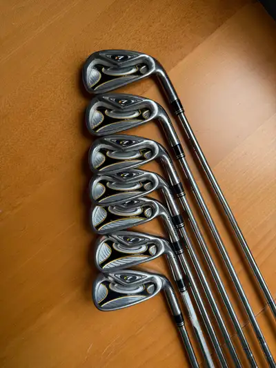 TaylorMade R7 Irons Comes with 4-9 + Approach Wedge 5,7 and AW has pretty much new Standard Golfprid...