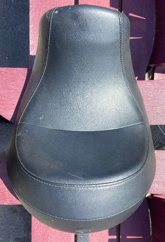 2011 Harley Dyna reduced reach seat in Motorcycle Parts & Accessories in Hamilton - Image 3