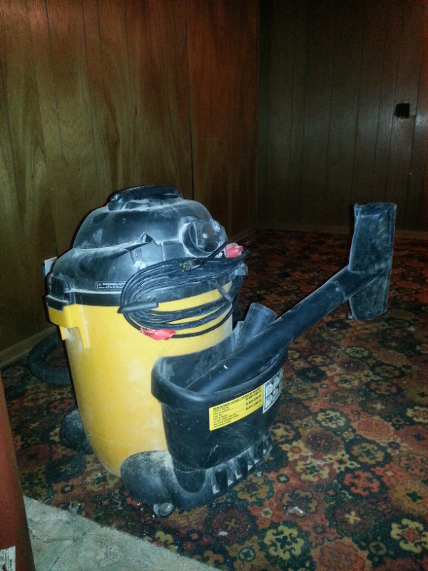 Large wet/dry shop vac in Vacuums in Regina