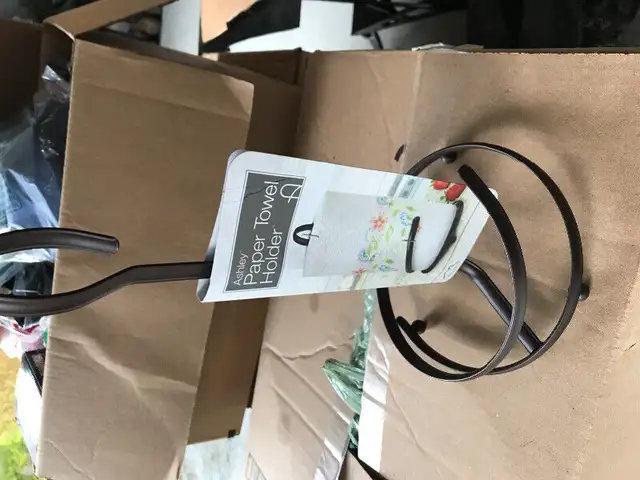 Paper towel holder in Bathwares in Bedford - Image 2