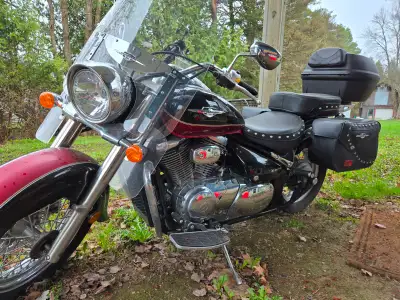 Suzuki C50 Boulevard en très bonne condition. Valise arrière en ajout, casque full face et autre dis...