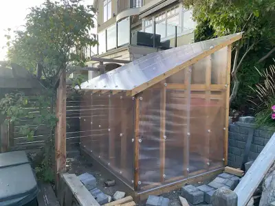 Twin wall and Triple wall Polycarbonate panels. Clear or Tinted. All Accessories for easy DIY instal...